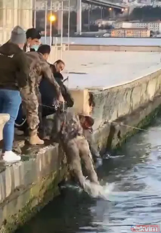 Özel Harekat polisi İstanbul Boğazı'na atlayıp turisti kurtardı - 6