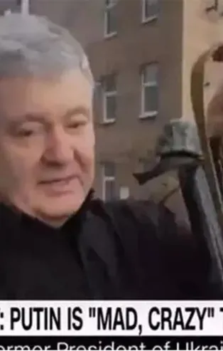 Eski Ukrayna Cumhurbaşkanı Petro Poroşenko kalaşnikofla canlı yayına çıktı Putin'e meydan okudu