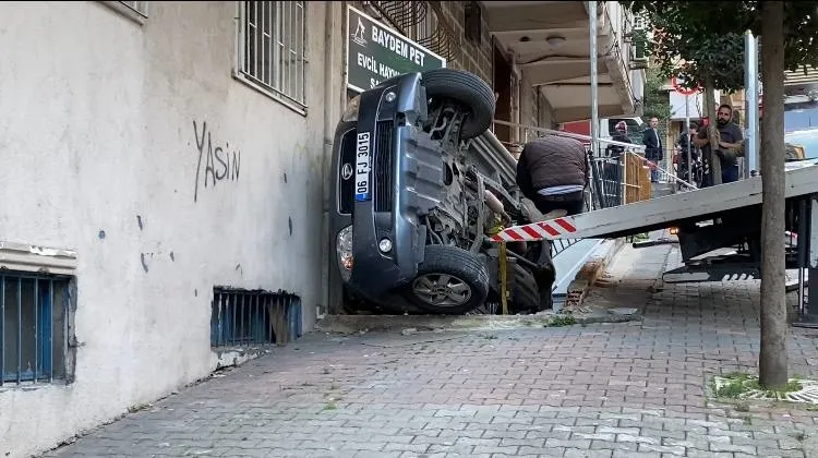 Ekipler araçta sıkışan sürücüyü kurtarmak için müdahalede bulundu (DHA)
