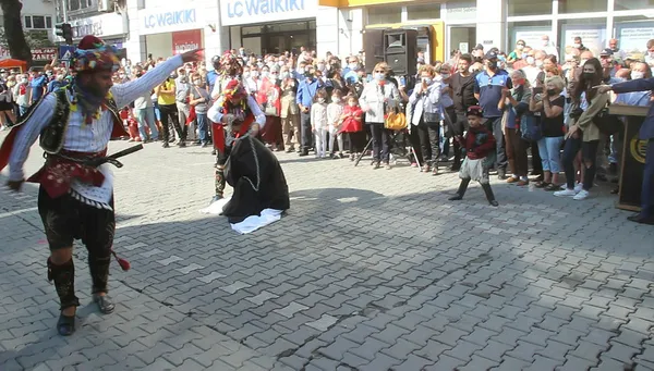 chpnin-islam-nefreti-radikal-kemalistler-istanbulun-gobeginde-yunan-sirtakisi-oynatmis-1631366644131.jpg CHP'nin İslam nefreti bitmiyor! Radikal Kemalistler İstanbul'un göbeğinde Yunan Sirtaki'si oynatmış-4