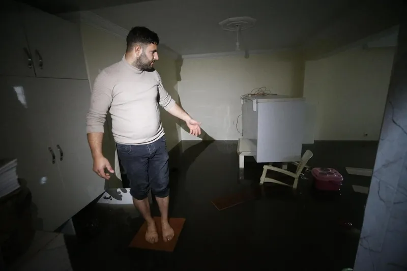 antalyada-siddetli-yagis-bes-ilcede-okullar-tatil-edildi-vali-son-durumu-acikladi-can-kaybi-var-mi-1707813691234.jpeg Ev ve iş yerlerini su bastı.