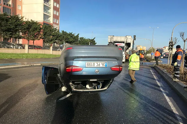 Büyükçekmece’de boş yolda otomobil takla attı: 1 yaralı