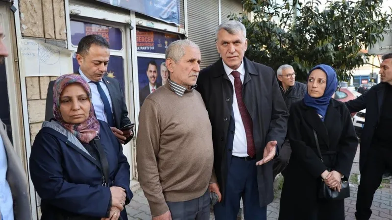 istanbul-maltepede-chpli-bir-grup-72-yasindaki-ramazan-amcaya-ve-yaninda-secim-calismasi-yapan-kadinlara-saldi-1711228648412.jpeg İstanbul, Maltepe’de CHP’li bir grup 72 yaşındaki Ramazan amcaya ve yanında seçim çalışması yapan kadınlara saldırdı-3