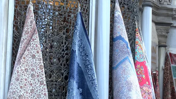 istanbulda-tarihi-esere-buyuk-saygisizlik-fatihte-nuruosmaniye-kulliyesi-sebili-kilim-sergisine-dondu-1643621468197.jpg İstanbul'da tarihi esere büyük saygısızlık! Fatih'te Nuruosmaniye Külliyesi sebili kilim sergisine döndü-6