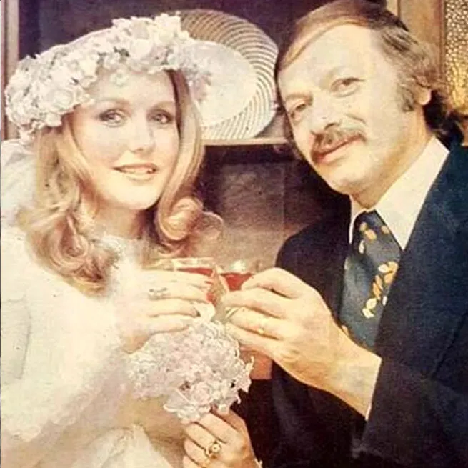 8-yillik-evlilik-kibar-feyzonun-maho-agasi-sener-senin-eski-esi-bakin-hangi-unlu-oyuncu-cikti-meger-kari-koca-1724235187785.jpg Kibar Feyzo’nun Maho Ağa’sı Şener Şen’in eski eşi bakın hangi ünlü oyuncu çıktı! 8 yıllık evlilik! Meğer karı-koca aynı filmdeymiş!-14