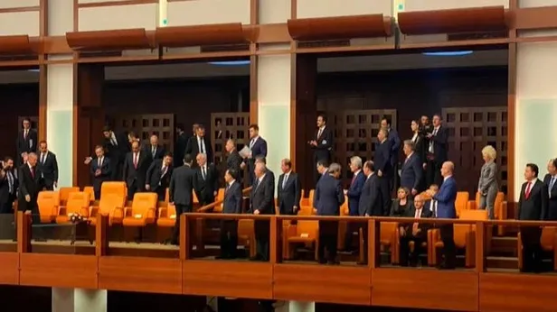 ABD'li Büyükelçi Başkan Erdoğan'ı ayakta alkışladı CHP'li Kılıçdaroğlu ve muhalefet yerinden kalkmadı! HDP'liler İstiklal Marşı'nı okumadı-5