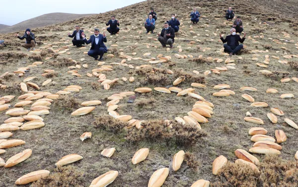 erzurum-esnafi-2020de-yasanan-felaketlerin-2021de-yasanmamasi-icin-dogaya-2001-ekmek-birakti-1605168110365.jpg Erzurum esnafı, 2020'de yaşanan felaketlerin 2021'de yaşanmaması için doğaya 2001 ekmek bıraktı-2