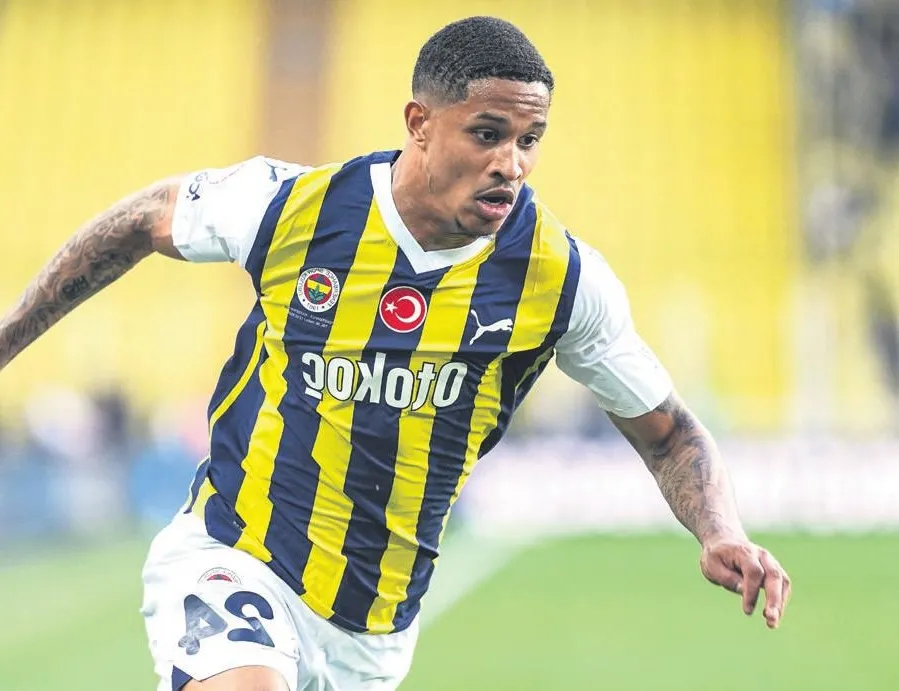 Kafaya takmış bir Oosterwolde’ye bakar