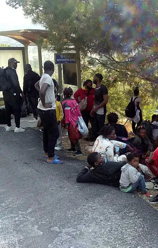İzmir'de çoğunluğu siyahi olan 42 sığınmacı, Avrupa'ya gitmek isterken yakalandı