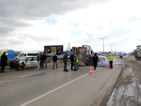 bursa-inegolde-20-ton-su-yuklu-tir-devrildi-otomobil-surucusu-yaralandi-1647867646434.jpg Bursa İnegöl'de 20 ton su yüklü TIR devrildi: Otomobil sürücüsü yaralandı-7