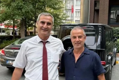 Kendisine benzeyen taraftarla poz verdi