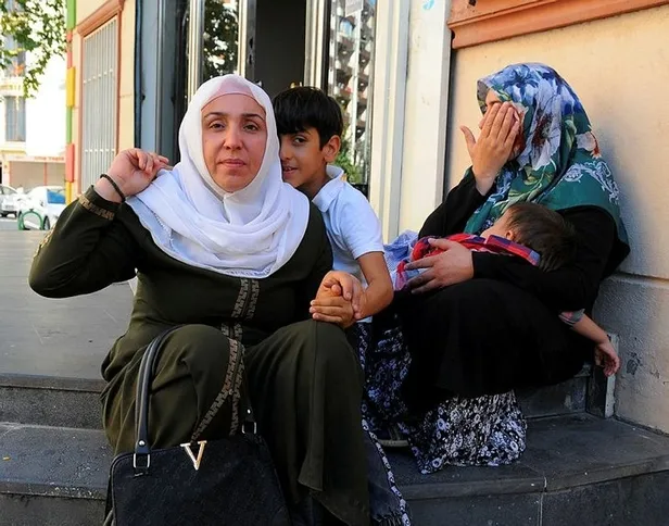 Diyarbakır'da evlatları için nöbet tutan annelere imza kampanyası-3