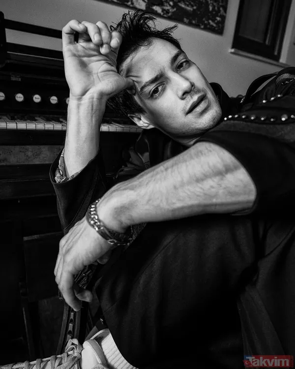 Mert Yazıcıoğlu ile Kerem Bürsin tatilde! İkilinin tekne pozu sosyal medyayı salladı! “Tek rakibim Kerem Bürsin” demişti... - 3