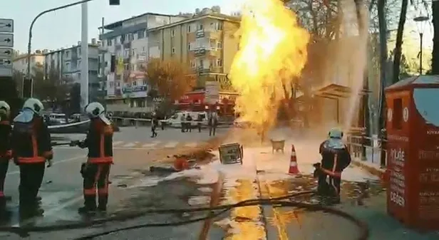 ankarada-dogalgaz-borusu-patladi-alev-alev-1638717614439.jpeg Ankara'da doğalgaz borusu patladı! Alev alev...-3