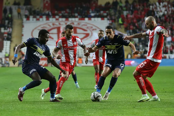 ozel-haber-i-fenerbahce-11-milyon-euroya-almisti-irfan-can-kahveci-husrani-1642325811318.jpg