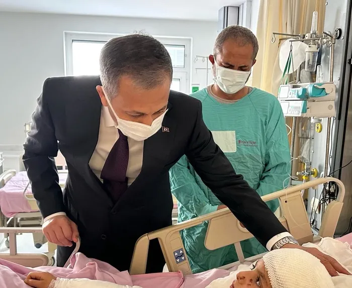 ankara-keciorende-basibos-kopeklerin-saldirisina-ugramisti-icisleri-bakani-ali-yerlikayadan-tunahan-yilmaza-zi-1702655159013.jpeg Ankara Keçiören'de başıboş köpeklerin saldırısına uğramıştı! Solunum makinesinden ayrılan Tunahan'a Ali Yerlikaya'dan ziyaret-4