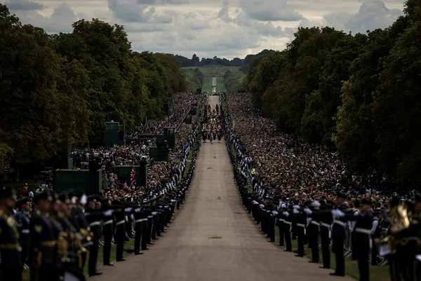 Kraliçe 2. Elizabeth son yolculuğuna uğurlandı! Aziz George Şapeli'nde defnedildi-2