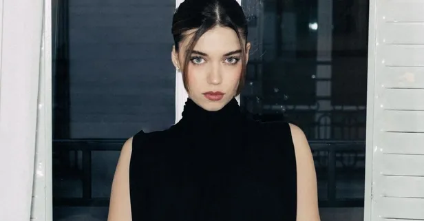 A.B.İ.'nin oyuncusu güzelliğiyle romana konu oldu: "Bana Türk oyuncu Afra Saraçoğlu'nun zarafetini hatırlatıyor"