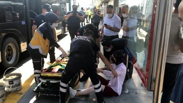 Küçükçekmece'de metrobüs durakta bekleyen diğer metrobüse arkadan çarptı! 24 kişi yaralandı-3