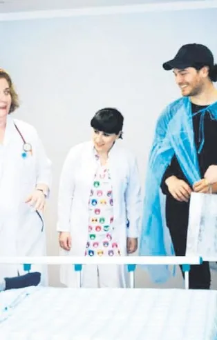 Çağatay Ulusoy’dan alkışlık hareket! Gürcistan’daki kanser tedavisi gören minikleri ziyaret etti