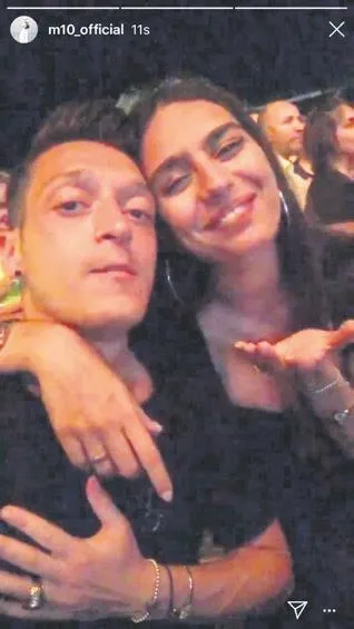 Amine Gülşe ve eşi Mesut Özil, Ferdi Tayfur'un damar şarkılarıyla aşka geldi-1