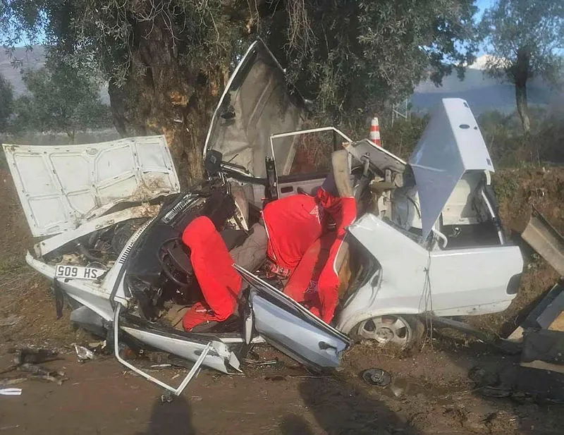 İnanılmaz kaza! Ağaca çarpan otomobilde can pazarı