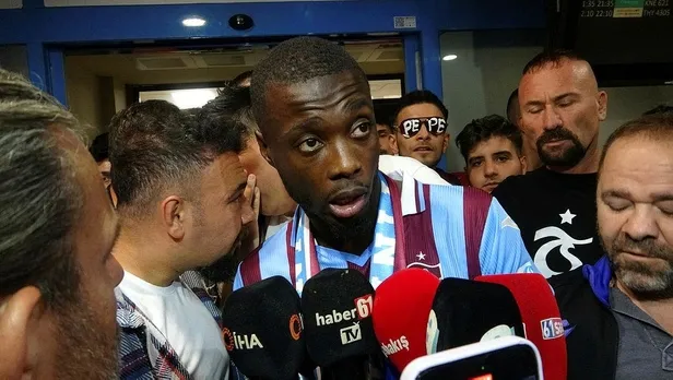 trabzonspor-taraftari-yeni-transfer-nicolas-pepeyi-coskuyla-karsiladi-1694385341424.jpeg