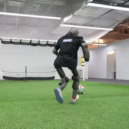İnsansı robot öyle sert şut çekti ki top duvarı deldi