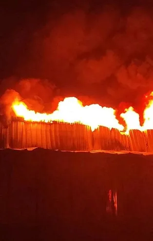 Bursa'nın Gürsu ilçesinde bir soğuk hava deposunda çıkan yangın sonucu 4 işçi ve 1 itfaiye eri hastaneye kaldırıldı