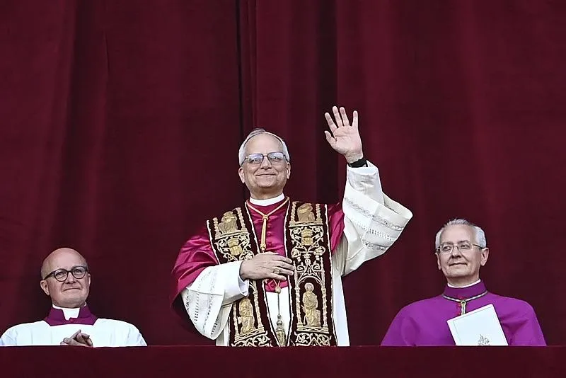 Katoliklerin yeni papası 69 yaşındaki ABD'li Kardinal Robert Prevost oldu. Seçimin ardından ʺPapa 14. Leoʺ, Aziz Petrus Bazilikası'nda toplanan kalabalığı selamladı. (AA)