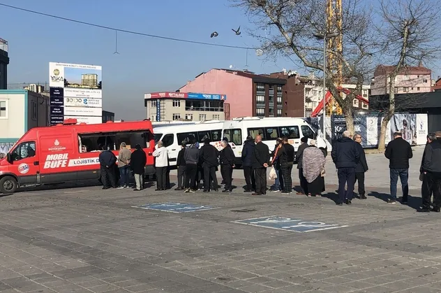 İBB'den tepki çeken uygulama! Devlet korona nedeniyle "evde kal" çağrısı yaparken İmamoğlu kandil simidi dağıttı!