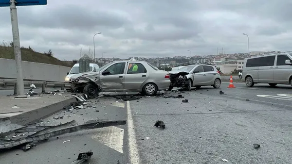 1640961180245.jpg Arnavutköy'de kontrolden çıkan araç karşı şeride geçti! Bir başka otomobille kafa kafaya çarpıştı-3