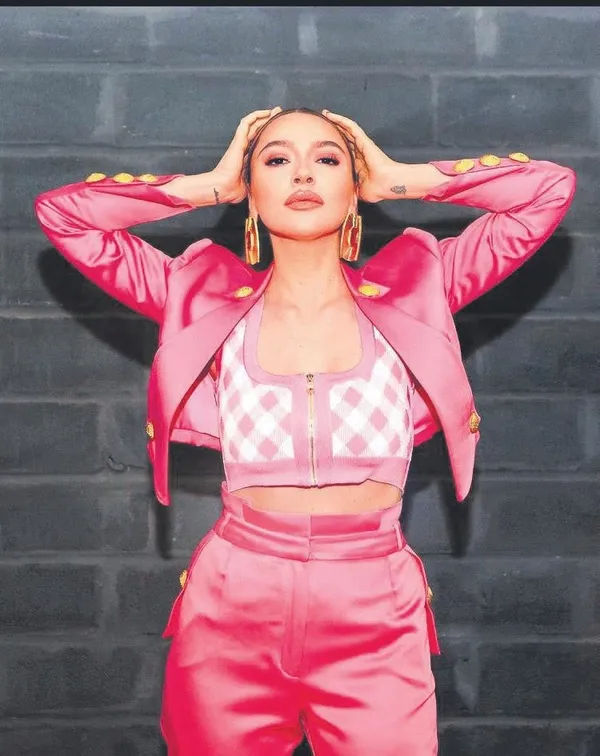 eski-sevgililer-hadise-ile-sinan-akcilin-sarki-rekabeti-kizisti-hadiseyi-efkar-basti-1682106678610.jpeg Hadise ve Sinan Akçıl arasında kıran kırana rekabet! Sadece 3 günde...-5