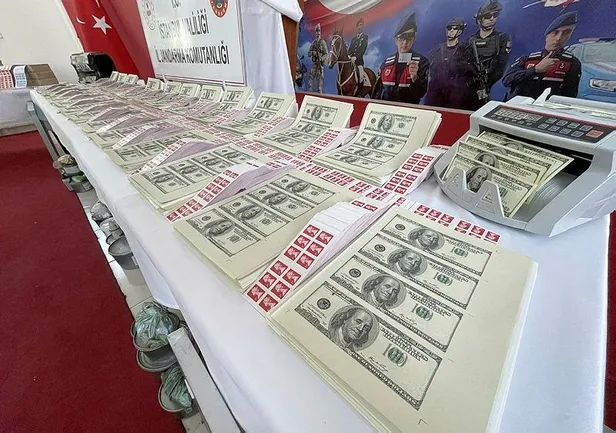 İstanbul'da 40 bin sahte 100 dolar ile 500 bin İngiltere Kraliyet pulu ele geçirildi-3