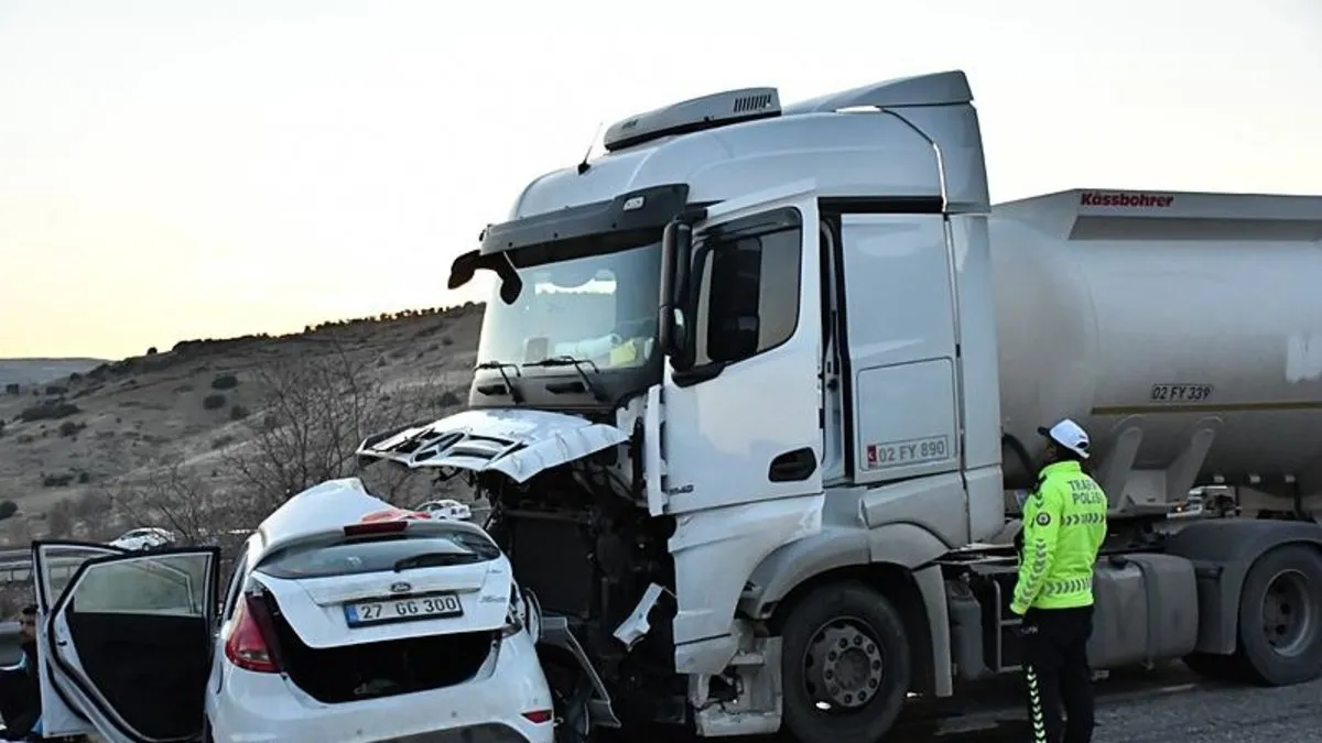 Adıyaman'da korkunç kaza! Akaryakıt tankeriyle otomobile çarptı: 3 kişi hayatını kaybetti
