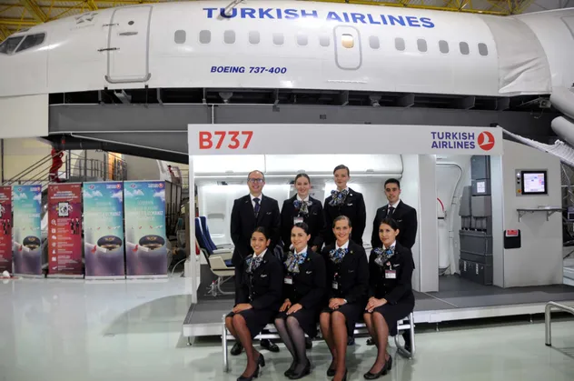 THY'nin "Yabancı kabin memurları" üniformalarını giydi