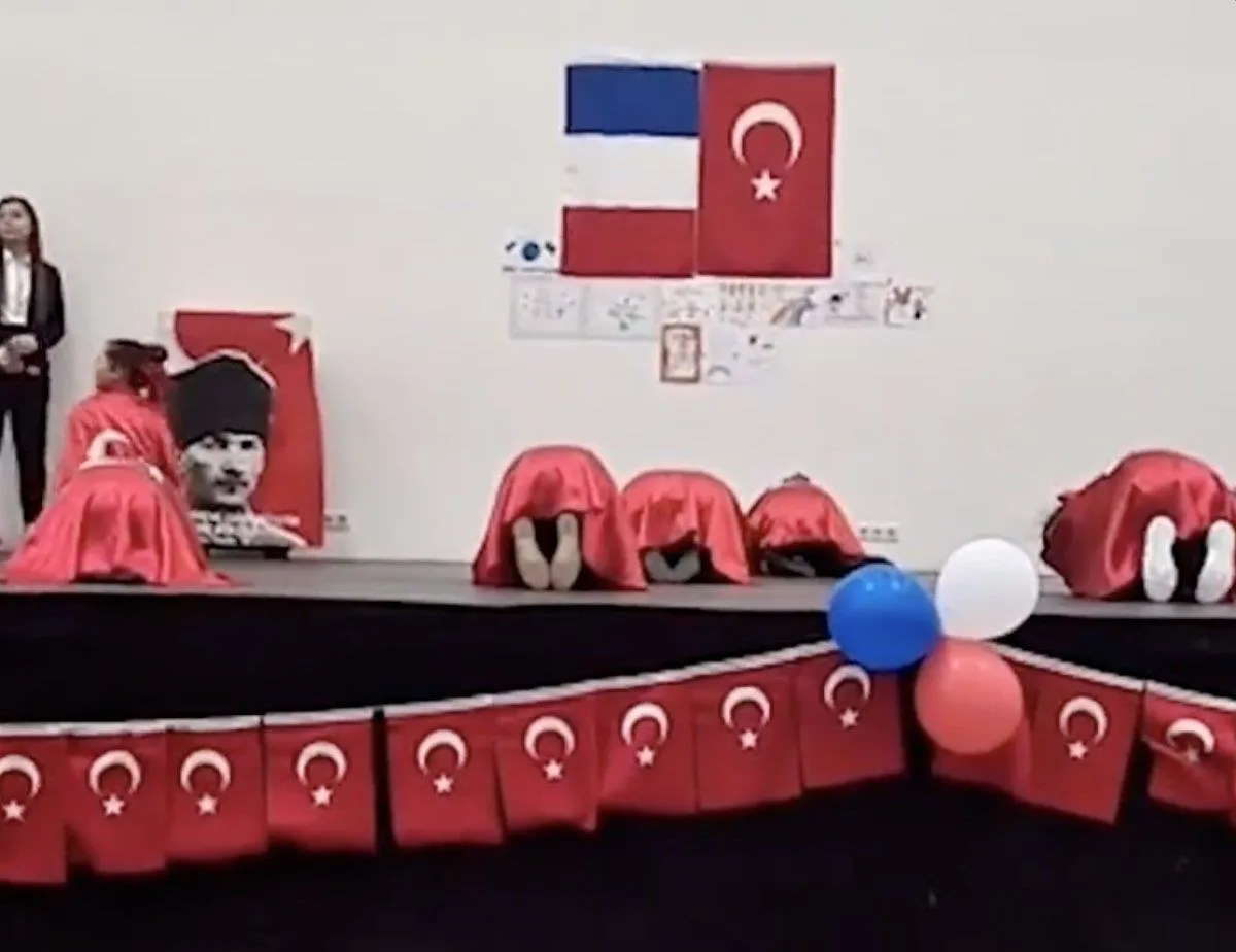 Atatürk’e secde skandalı!