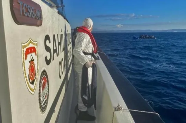 İzmir açıklarında 318 düzensiz göçmen kurtarıldı! Yunanistan ölüme terk etti...