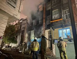 Fatih’te 3 katlı ahşap metruk bina alev alev yandı
