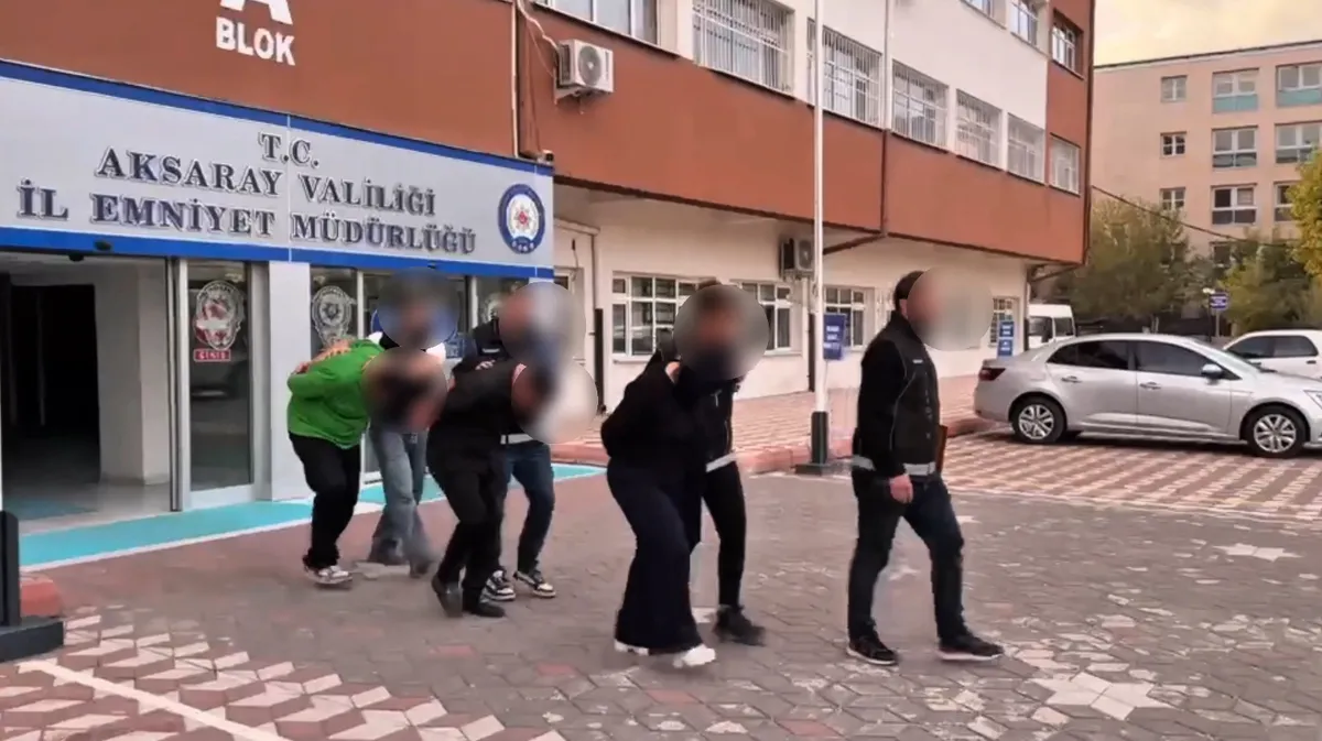 aksarayda-midelerinden-uyusturucu-cikan-4-kisi-tutuklandi-1791896351020.jpg Aksaray’da uyuşturucu kuryelerinin midesinden 155 parça madde çıkarıldı: 4 şüpheli tutuklandı-4