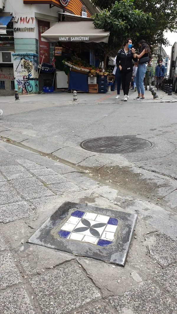 CHP'li Kadıköy Belediyesi vatandaşla dalga geçiyor! Kırık dökük kaldırımı 'tamir ettik' diye sundular-3