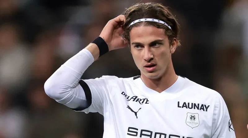 fenerbahceden-bir-golcu-transferi-daha-jose-mourinho-hucum-degil-yikim-hatti-kuruyor-1720632761332.jpg Fenerbahçe'den bir golcü transferi daha! Jose Mourinho hücum değil yıkım hattı kuruyor...-7