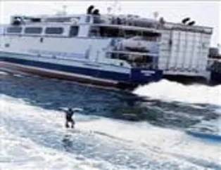 Feribot Arkasında Su Kayağı!