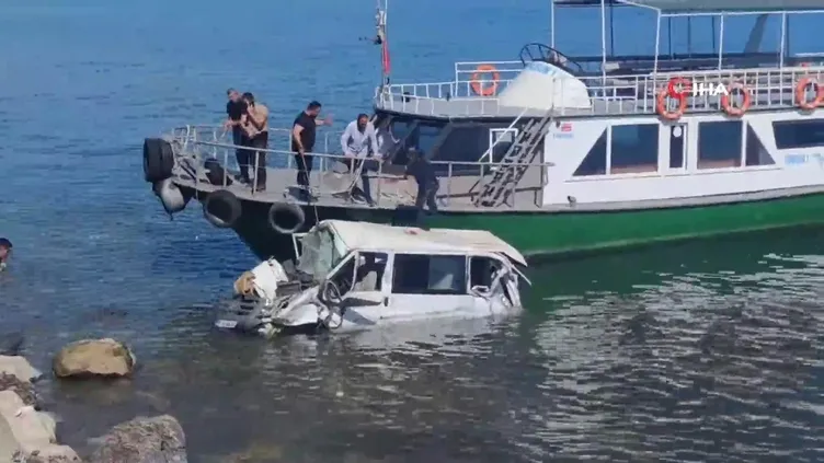 Minibüs Van Gölü’ne uçtu: 11 yaralı