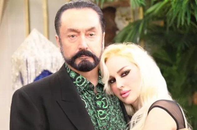 Adnan Oktar davasında şaşkına çeviren olay! Mahkeme arasında saçlarını kokladı
