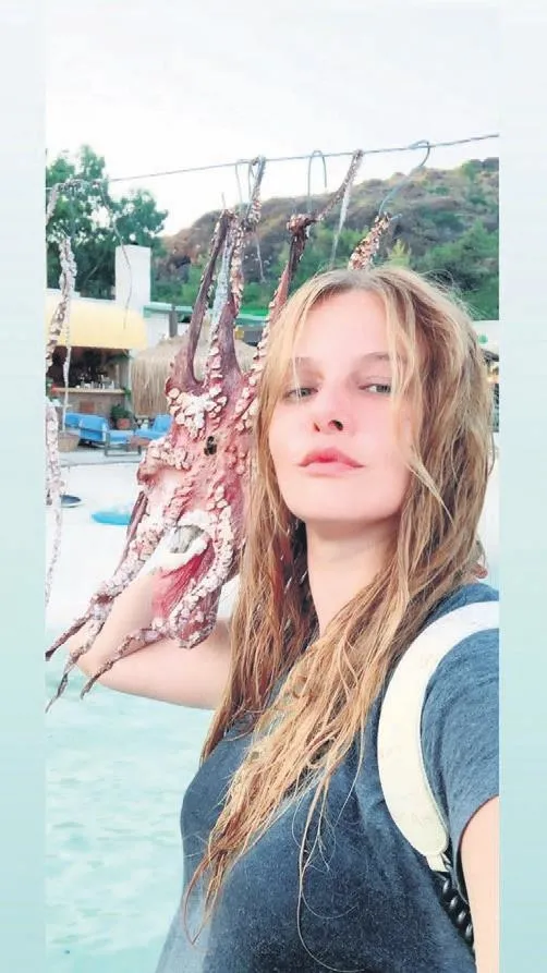 Naz Elmas'tan ahtapotla selfie