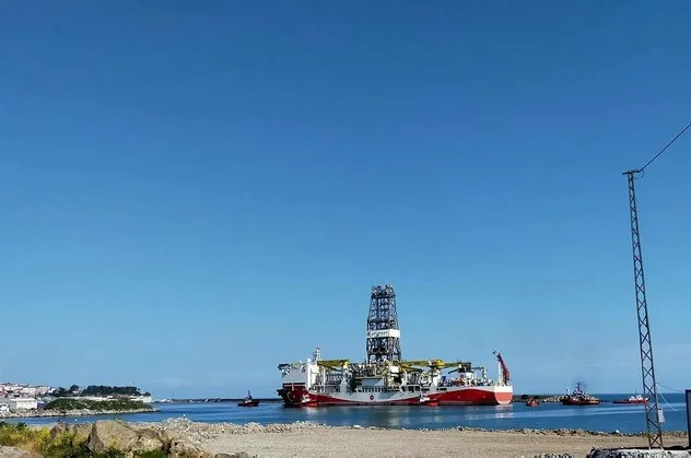 Son dakika: Türkiye'nin ilk yerli sondaj gemisi "Fatih"  Karadeniz'de başlayacağı sondaj faaliyetleri için Trabzon Limanı'ndan hareket etti