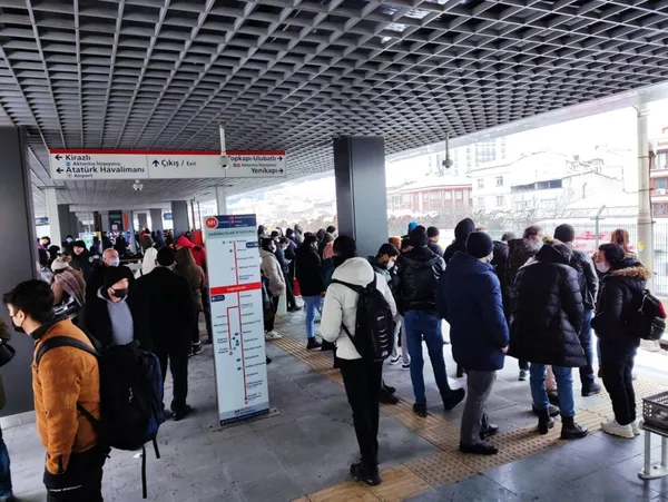 istanbulda-iett-kazalari-kar-esareti-simdi-de-metro-arizasi-ibbnin-cokusu-1643280375698.jpg İstanbul'da İETT kazaları kar esareti şimdi de metro arızası! İBB'nin çöküşü...-2