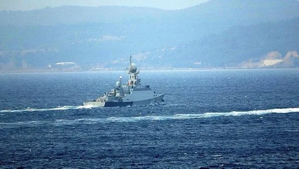 rus-savas-gemisi-canakkale-bogazindan-gecti-turk-sahil-guvenlik-botu-eslik-etti-1606749075434.jpeg