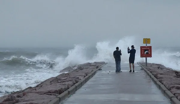 Laura Kasırgası ABD'de petrol üretimini vurdu-3